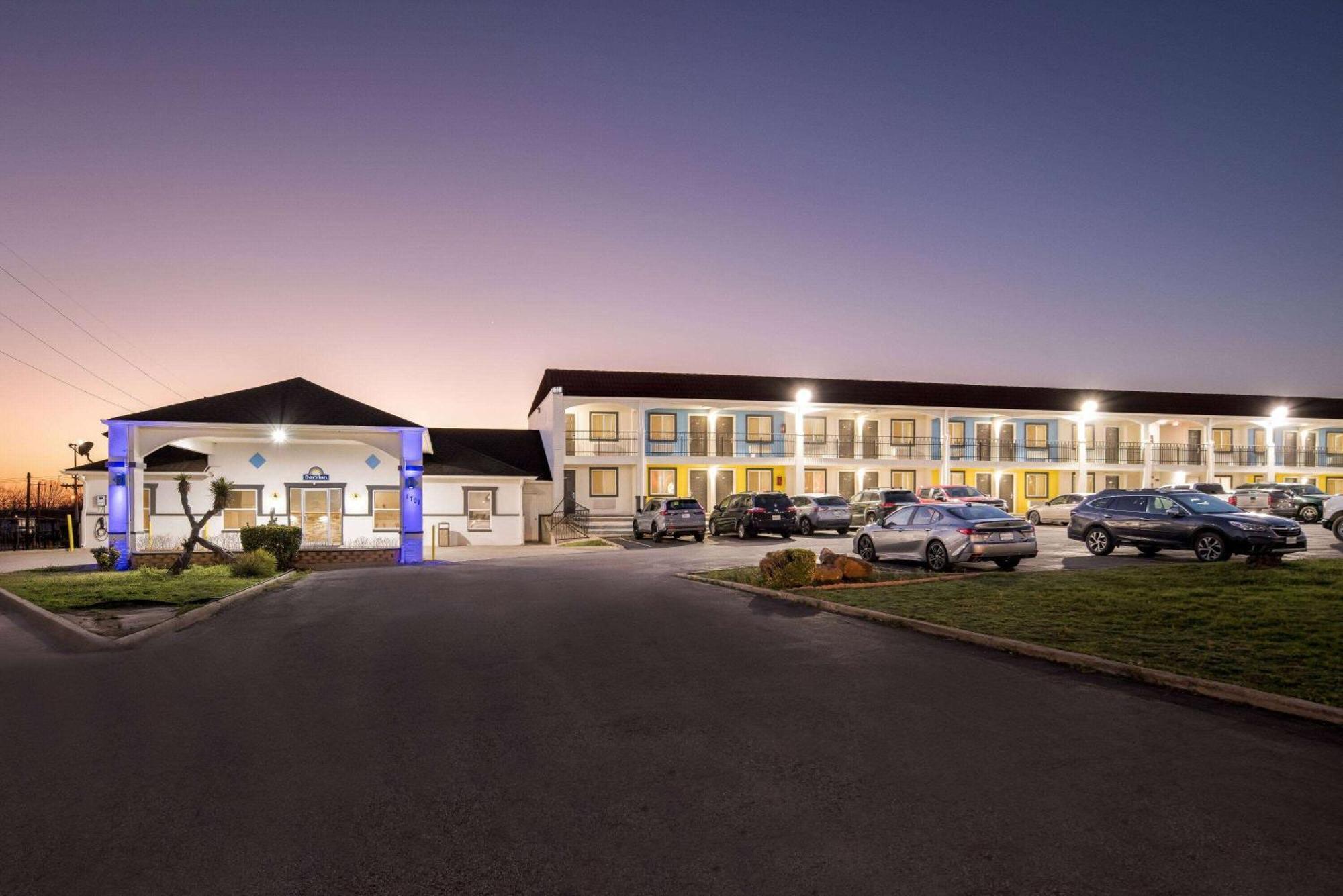 Days Inn By Wyndham Gainesville Exterior foto
